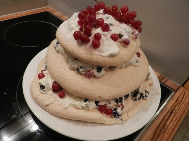 Baiser Torte mit Ribisel und Preiselbeeren