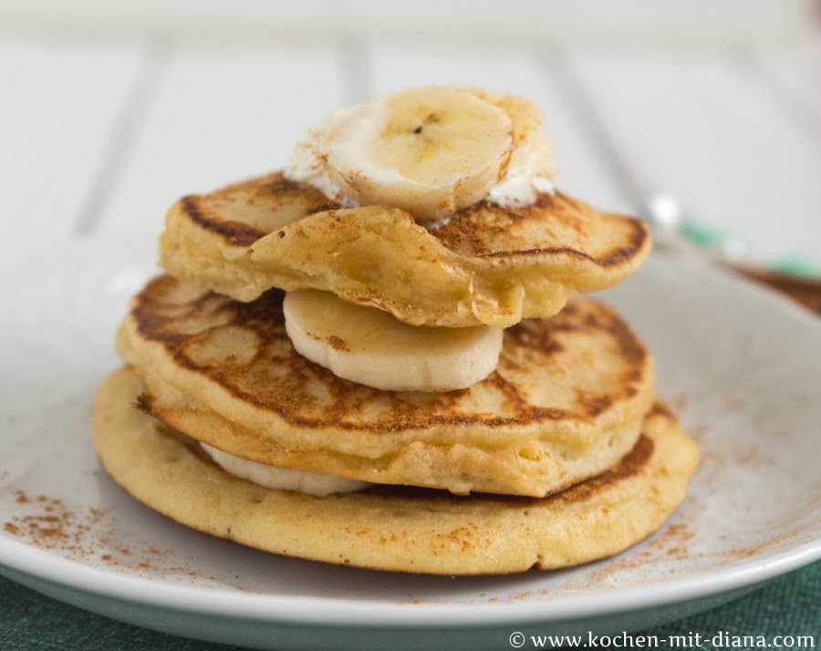 Amerikanische Pfannkuchen mit Zimt und Banane