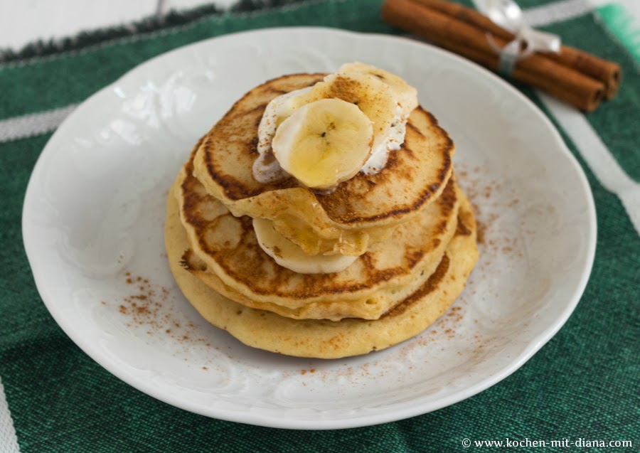 Amerikanische Pfannkuchen mit Zimt und Banane