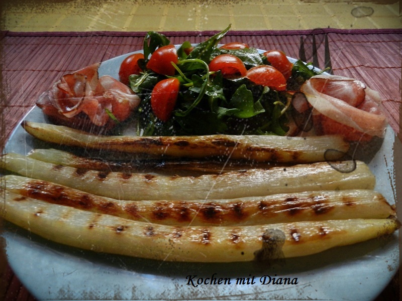 Gebratener Spargel mit Schinken und Rukola