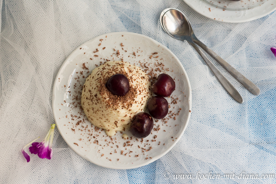 Grieß-Pudding mit Kirschen