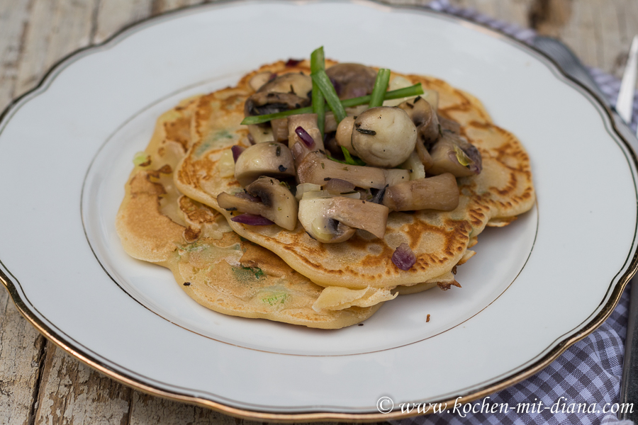 Frühlingszwiebel-Pfannkuchen mit Pilzen & Ziegenkäse