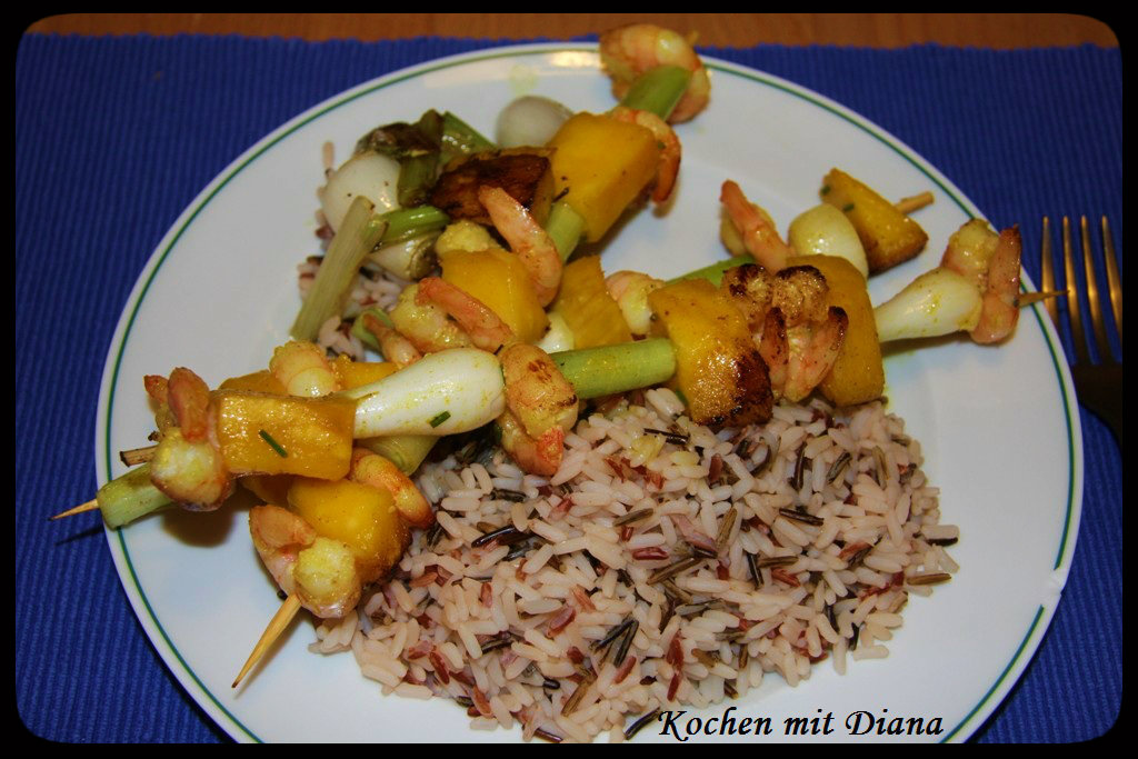 Garnelen-Mango Spieße auf Wildreis