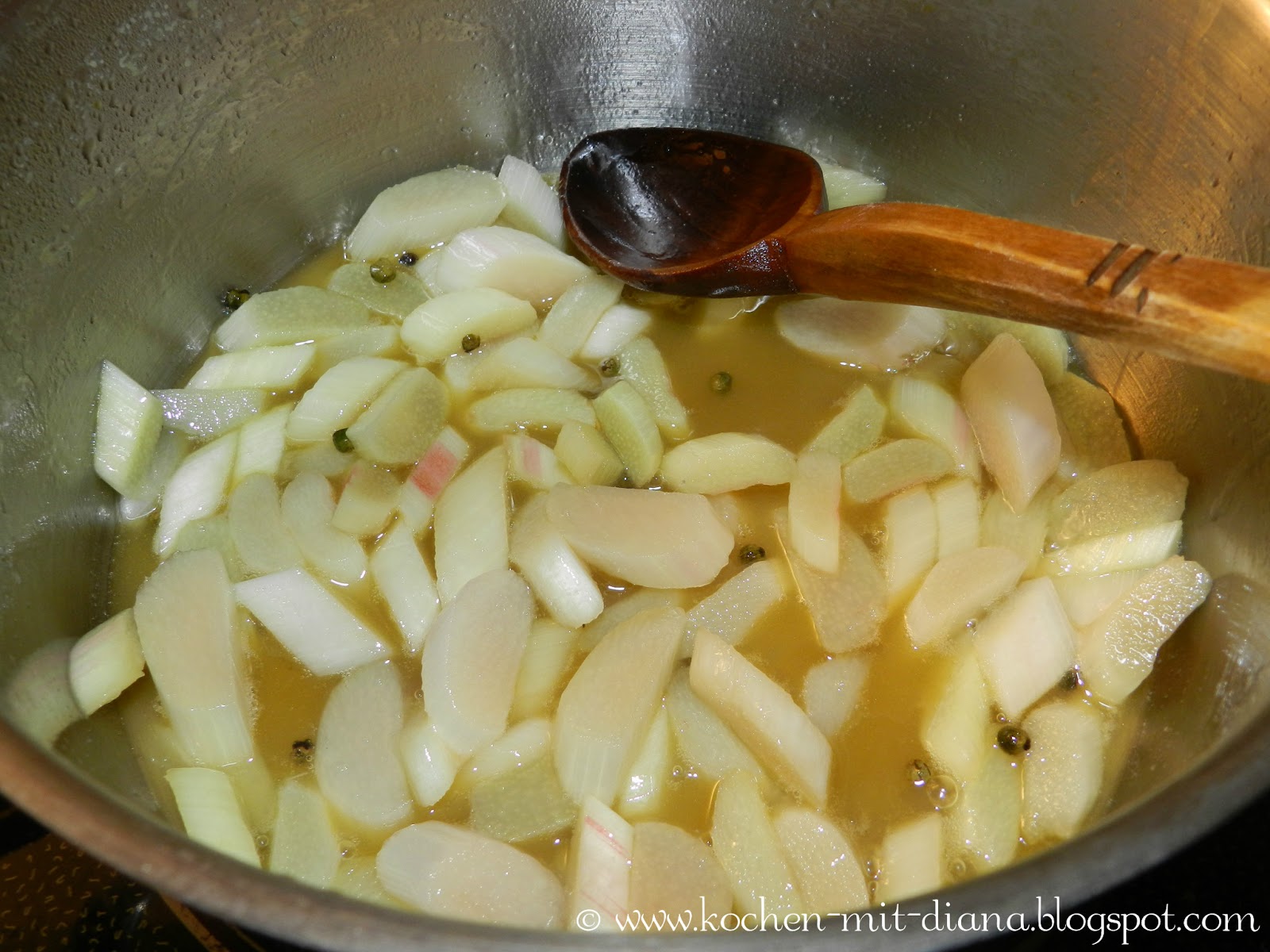 Rhabarbersoße kochen