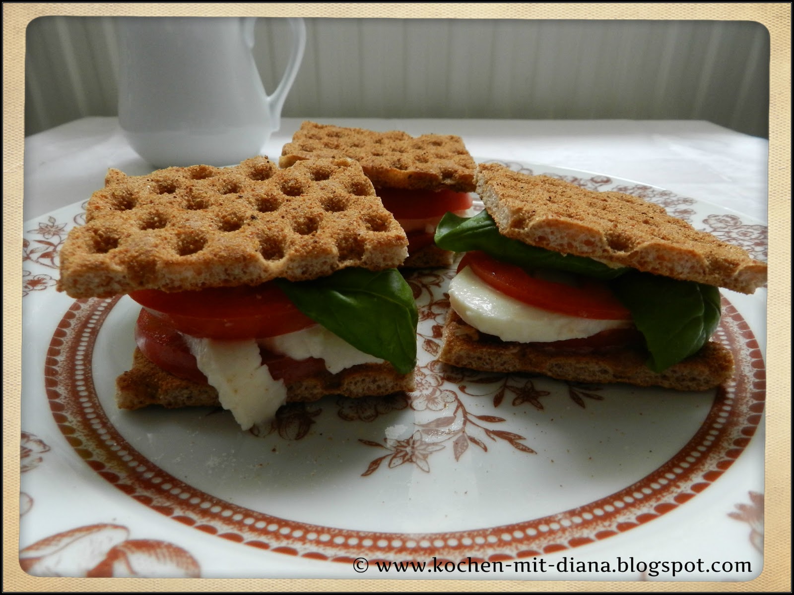 Cracker mit Mozzarella und Tomate