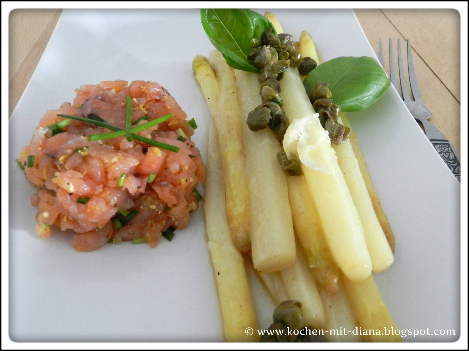 Spargel mit Limetten-Butter, Kapern und Lachstatar