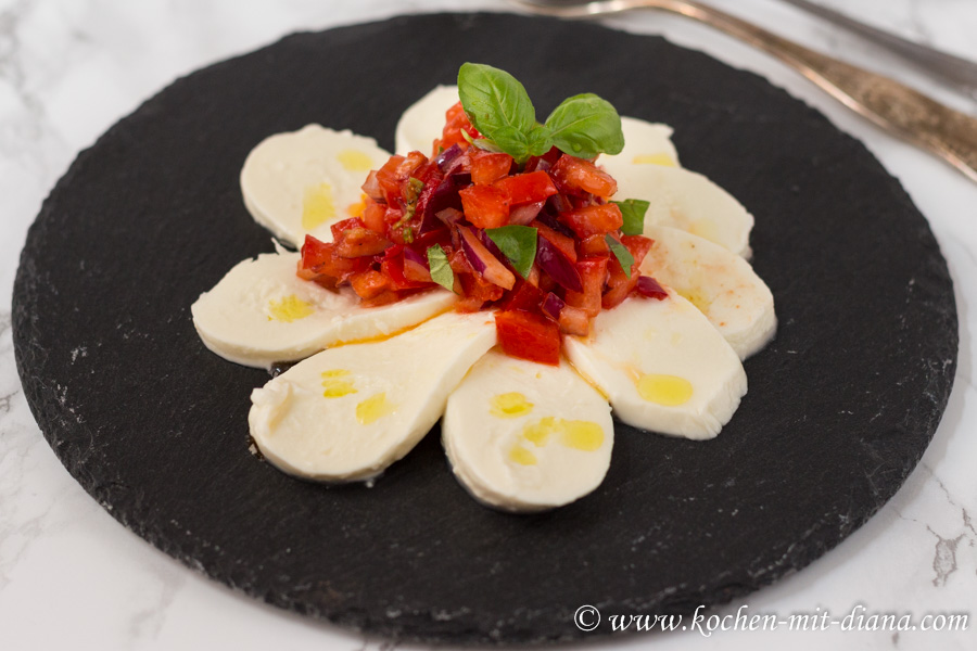 Mozzarella mit Tomaten-Chilli Salsa