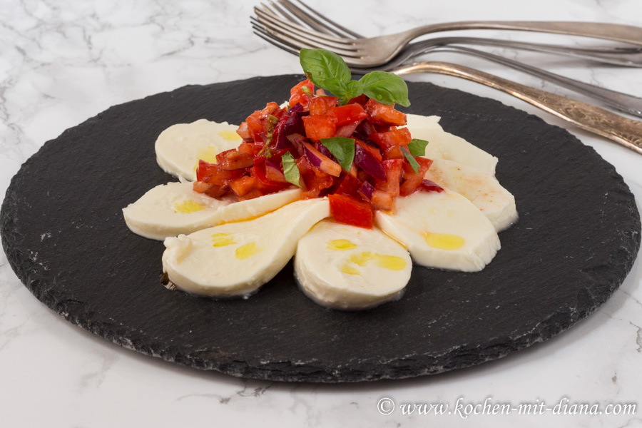 Mozzarella mit Tomaten-Chilli Salsa