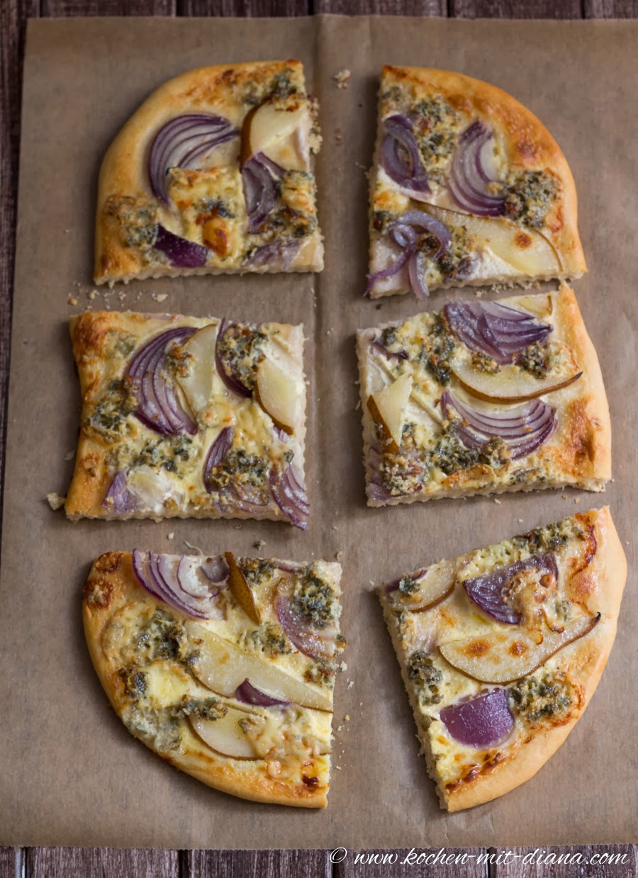 Flammkuchen mit Zwiebeln, Birnen und Gorgonzola