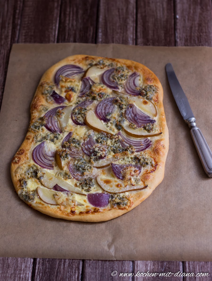 Flammkuchen mit Zwiebeln, Birnen und Gorgonzola