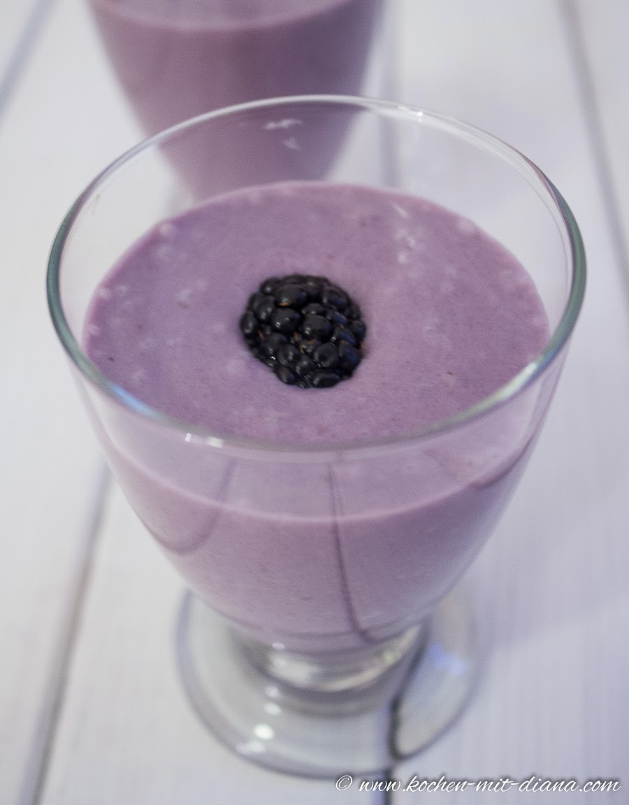 Brombeer-Bananen-Kokosmilch Shake