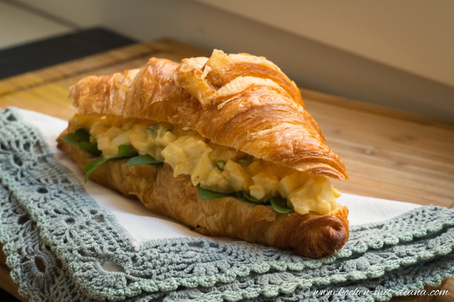 Croissant mit Eiercreme und Rukola