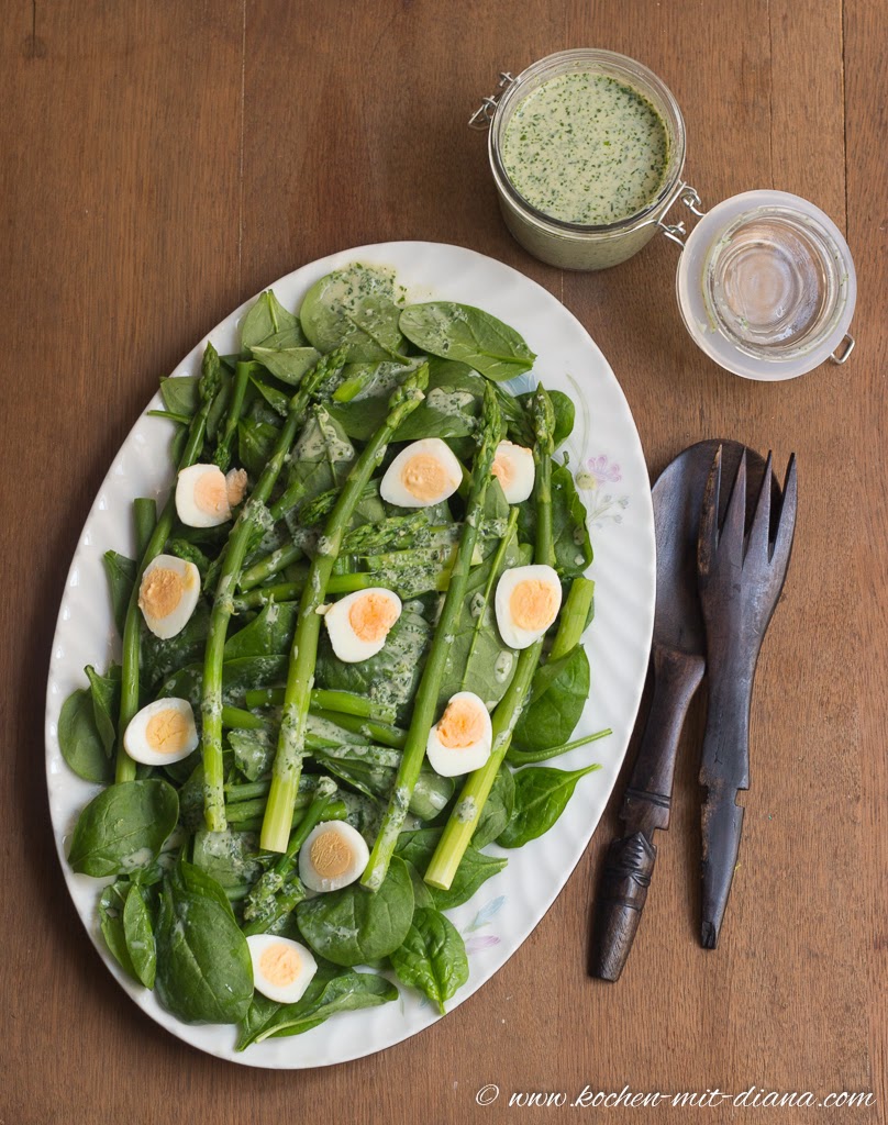 Spinat-Spargel Salat mit Wachteleier