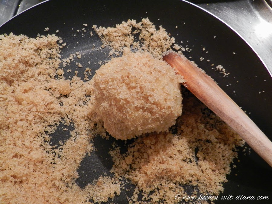 Zwetschgenknödel in Brösel schwenken