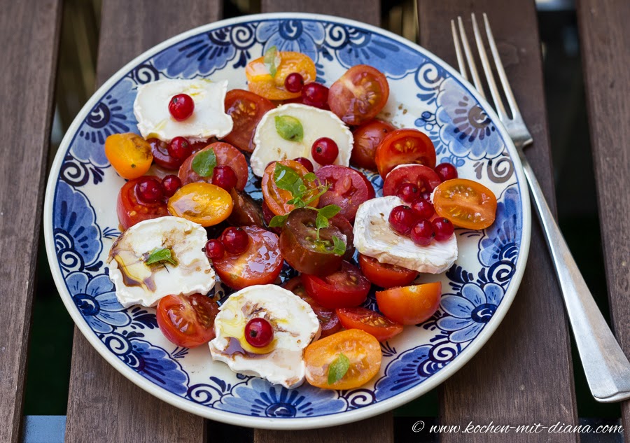 Salat mit Tomaten, Ziegenkäse und Ribiseln