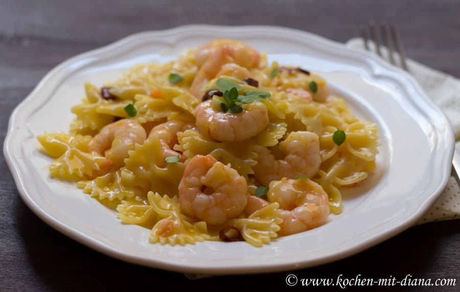 Farfalle mit Orangensoße und Garnelen