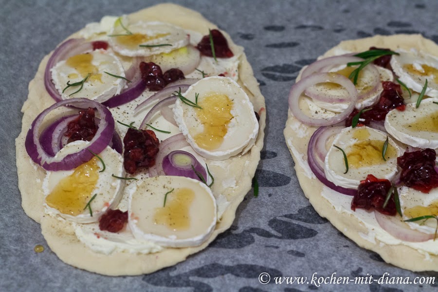 Flammkuchen-mit-Preiselbeermarmelade-Zwiebeln-und-Ziegenkäse-belegen