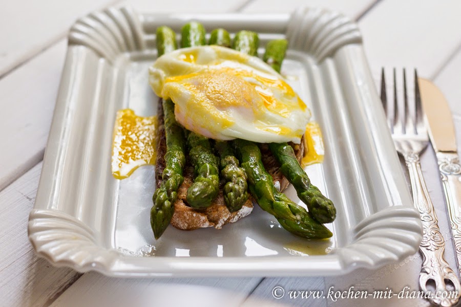 Grüner Spargel auf Toast mit pochiertem Ei