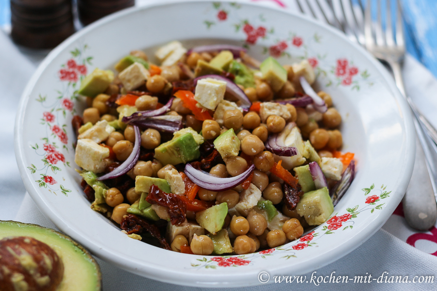 Salat mit Kichererbsen, Avocado und getrocknete Tomaten