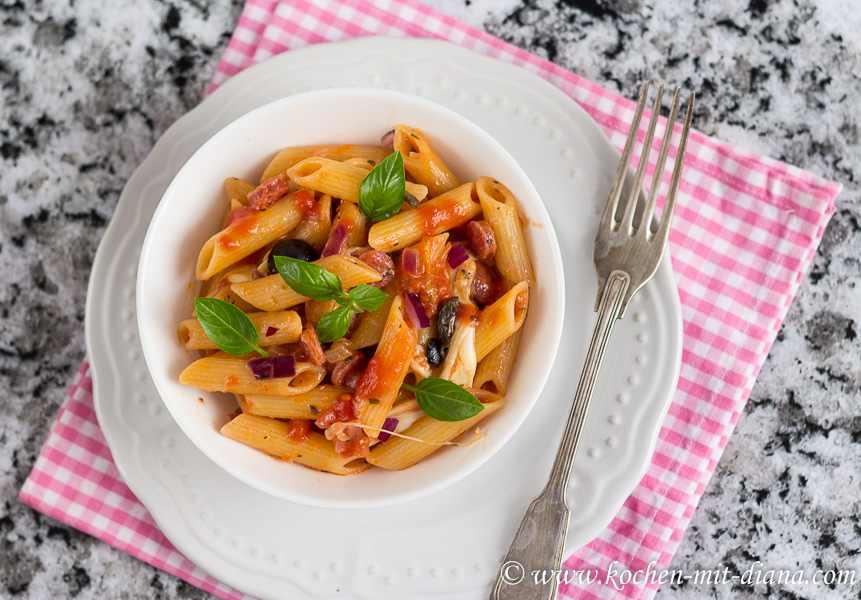 Penne mit Salami-Mozzarella-Sugo