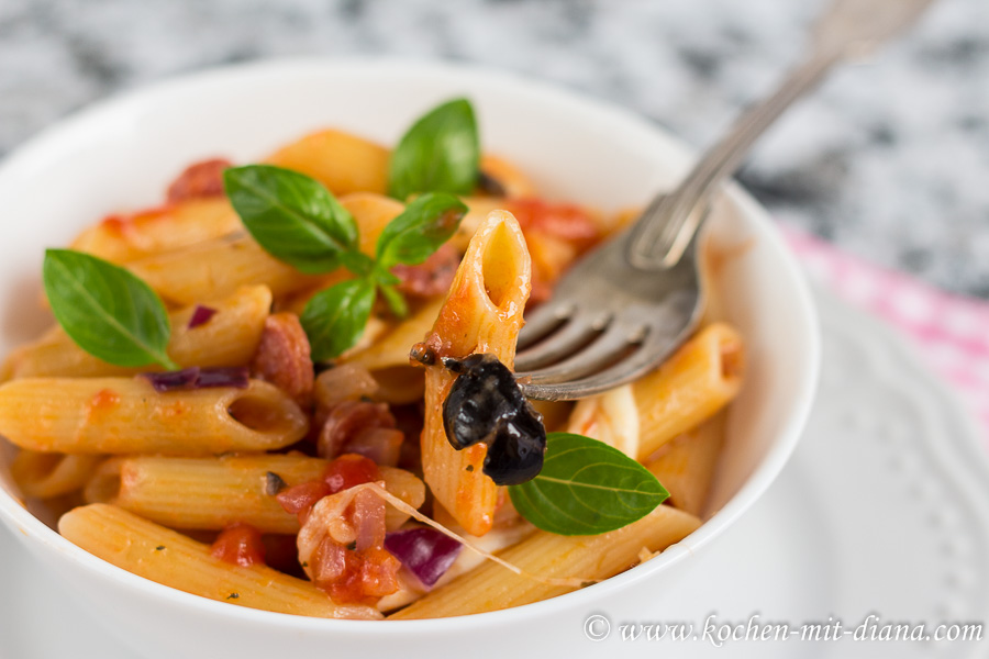 Penne mit Salami-Mozzarella-Sugo