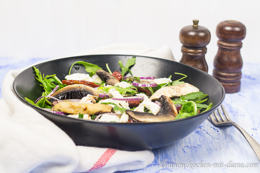 Salat mit getrockneten Tomaten und Pilzen