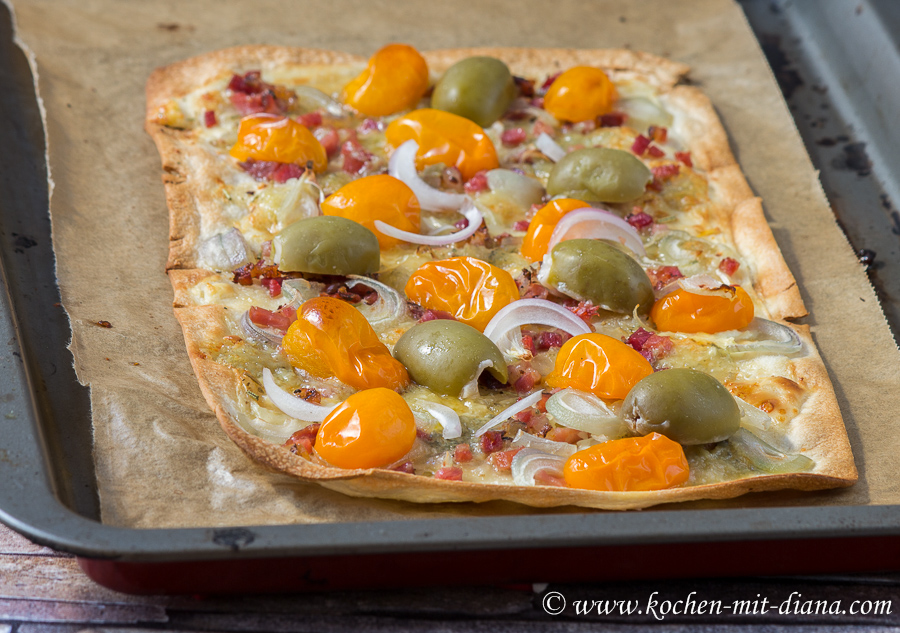 Flammkuchen mit Speck, Blauschimmelkäse und Zwiebel - Kochen mit Diana