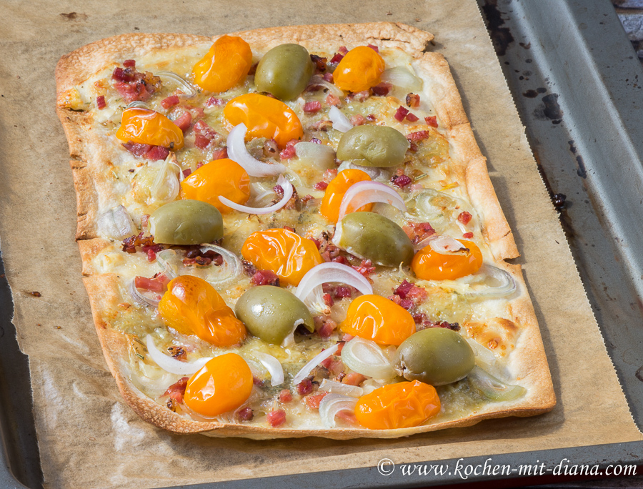 Flammkuchen mit Speck, Blauschimmelkäse und Zwiebel