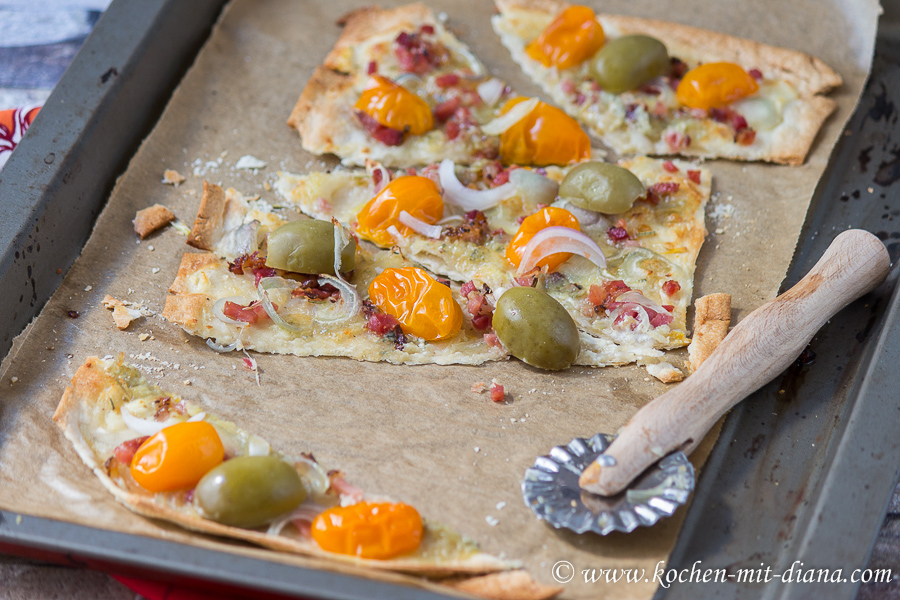 Flammkuchen mit Speck, Blauschimmelkäse und Zwiebel