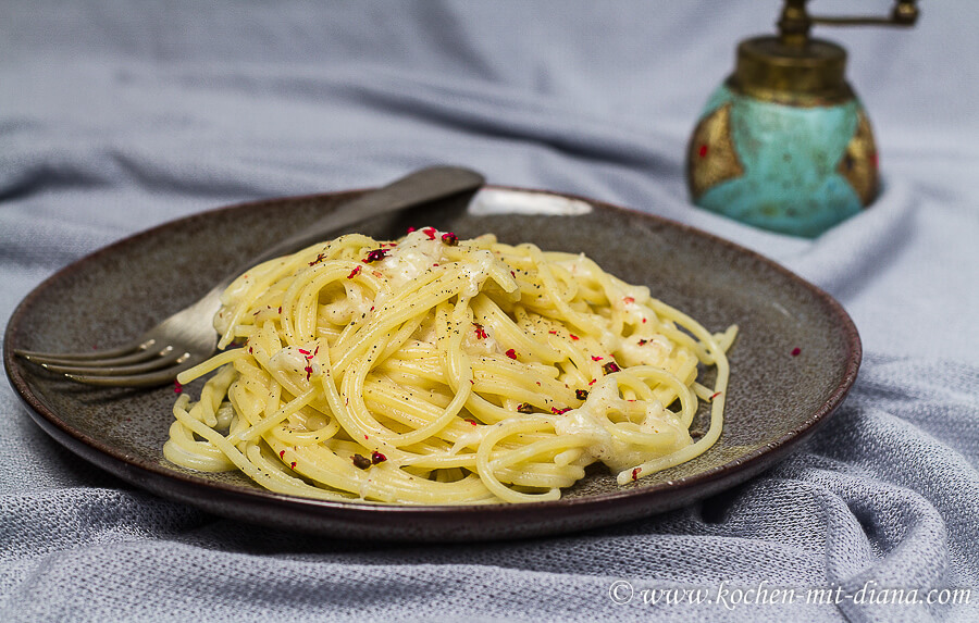 Spaghetti-cacio-e-pepe