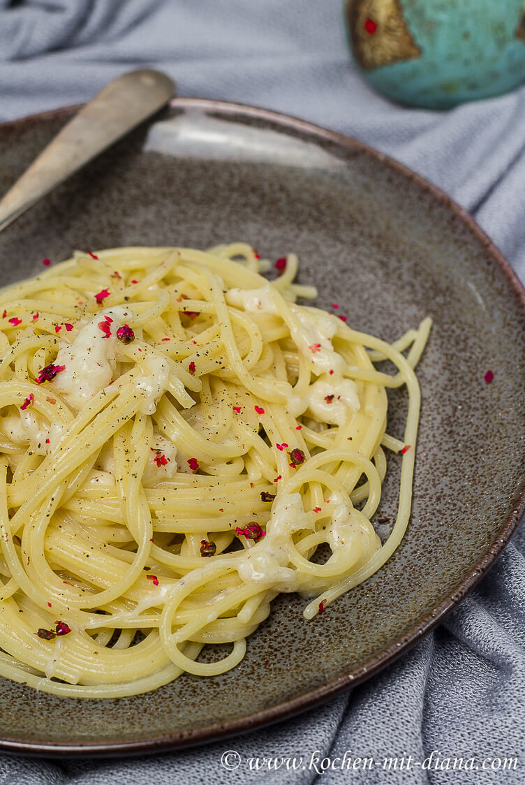 Spaghetti-cacio-e-pepe