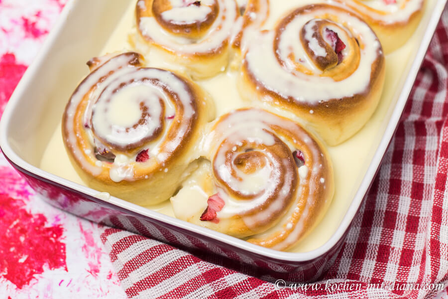 Erdbeerschnecken mit Frischkäse-Frosting