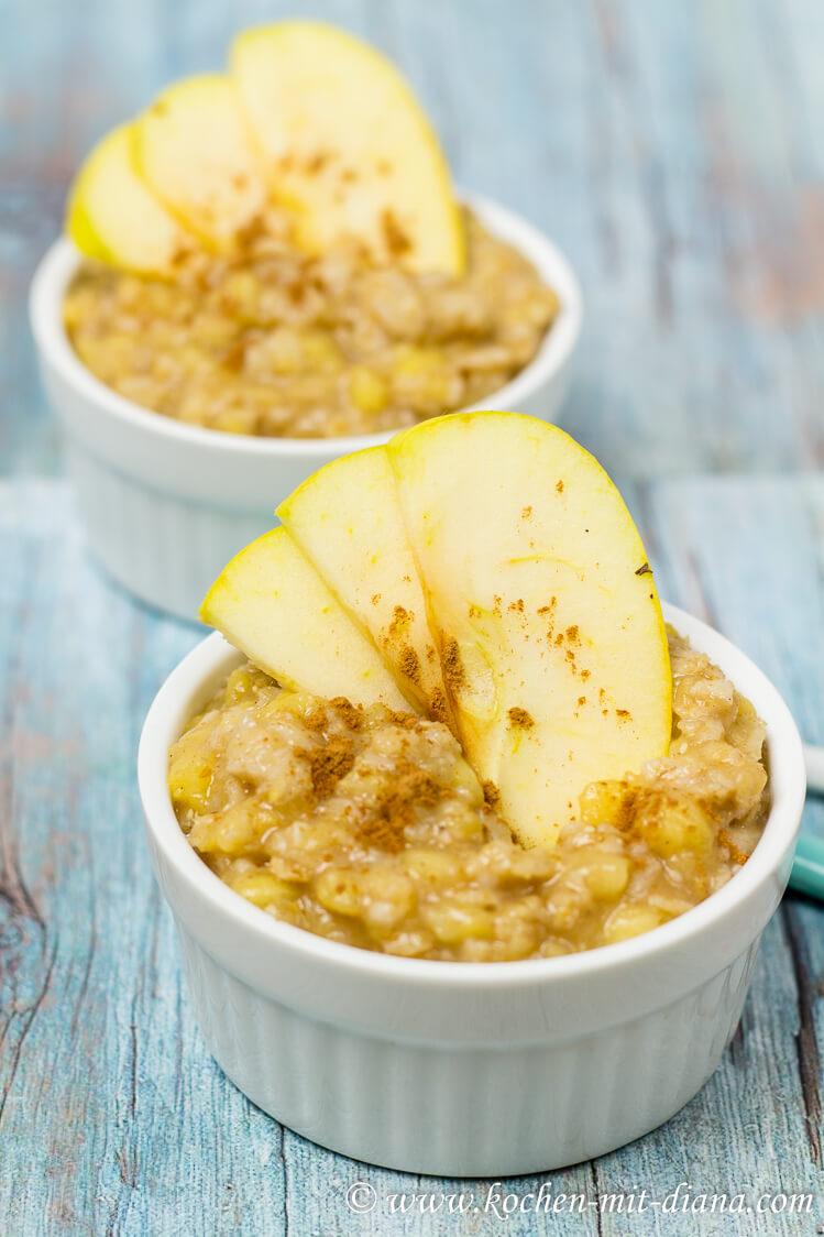 Porridge with baked apple and cinnamon