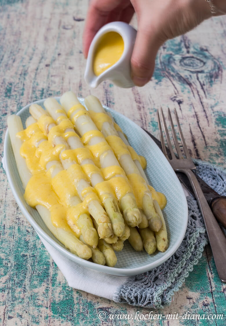 Weißer Spargel mit selbstgemachte Sauce Hollandaise