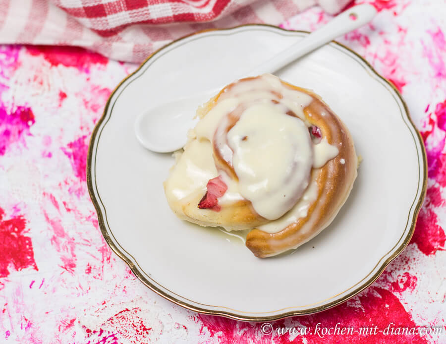 Strawberry buns with cream cheese frosting