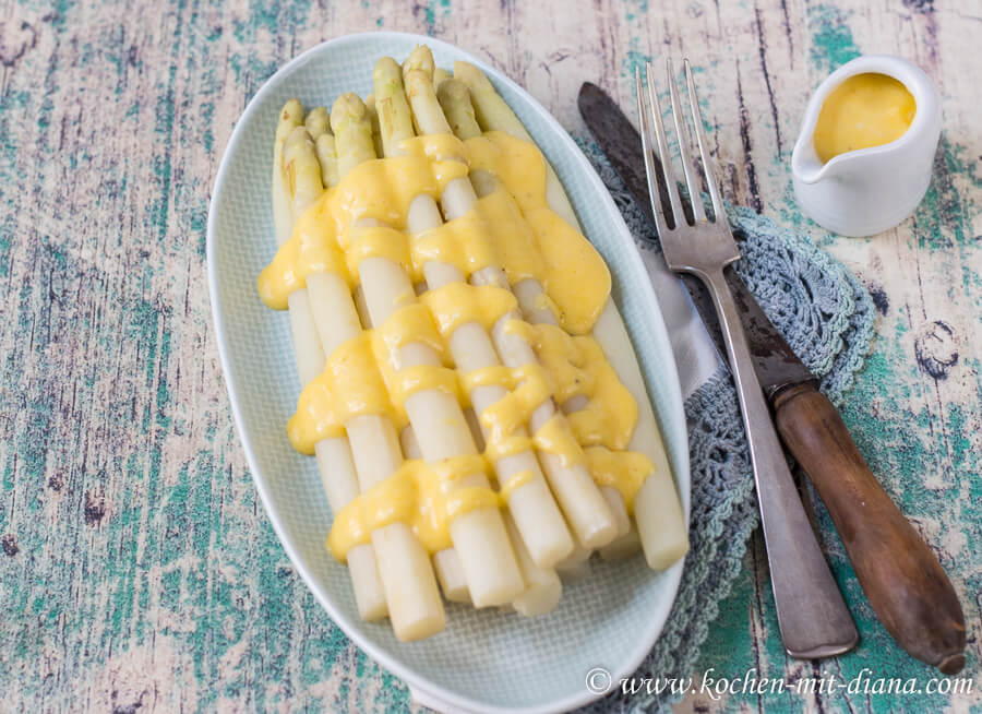 Weißer Spargel mit selbstgemachte Sauce Hollandaise