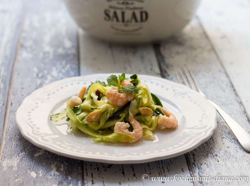Zucchini-Chili-Minze-Salat mit Garnelen