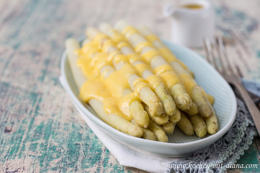 Weißer Spargel mit selbstgemachte Sauce Hollandaise