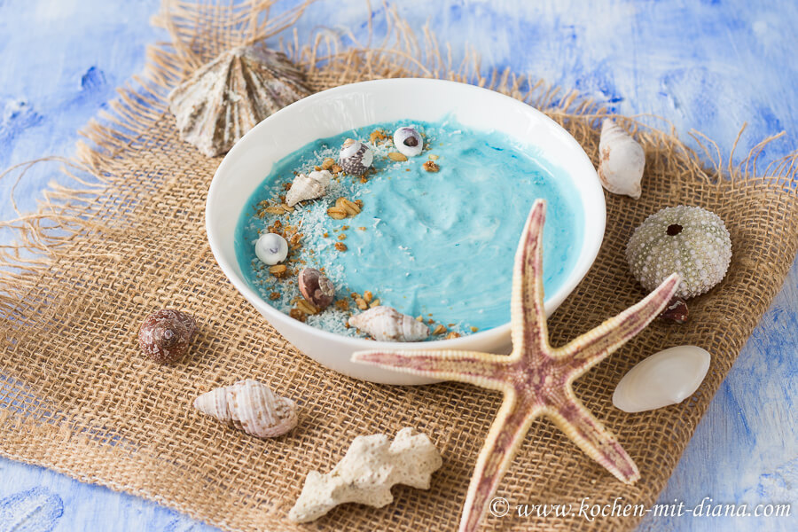 Aqua smoothie bowl