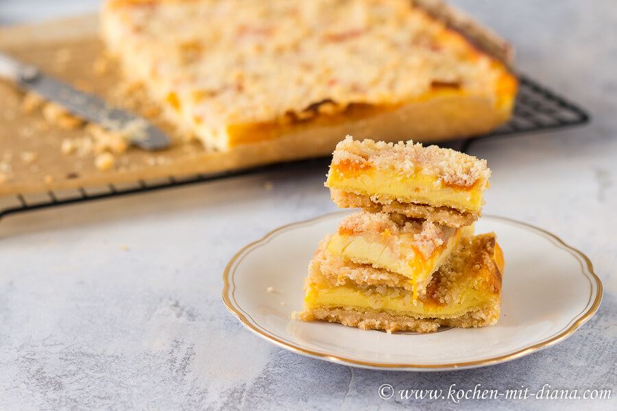 Apricot crumble cake