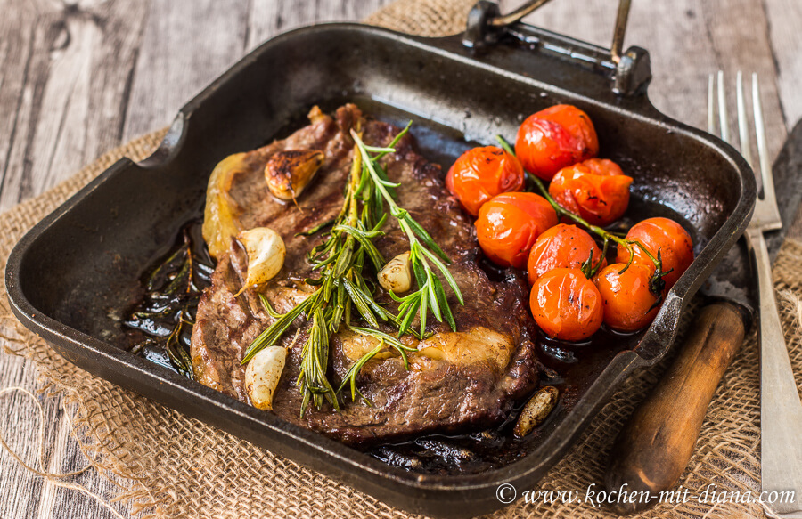 Rib-Eye Steak mit geschmorten Tomaten