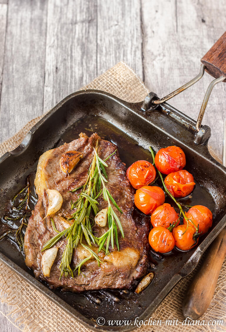 Rib-Eye Steak mit geschmorten Tomaten