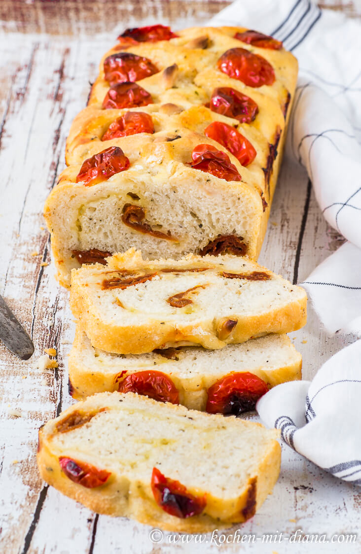 No-Knead Brot mit Käse, Tomaten und Knoblauch