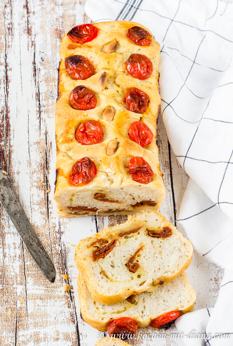 No-Knead Brot mit Käse, Tomaten und Knoblauch