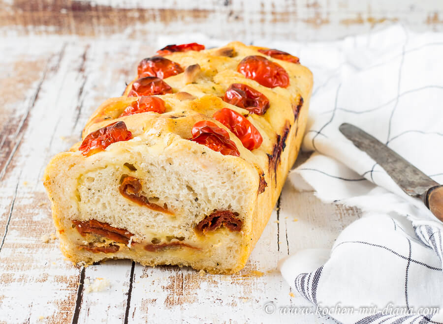 No-Knead Brot mit Käse, Tomaten und Knoblauch