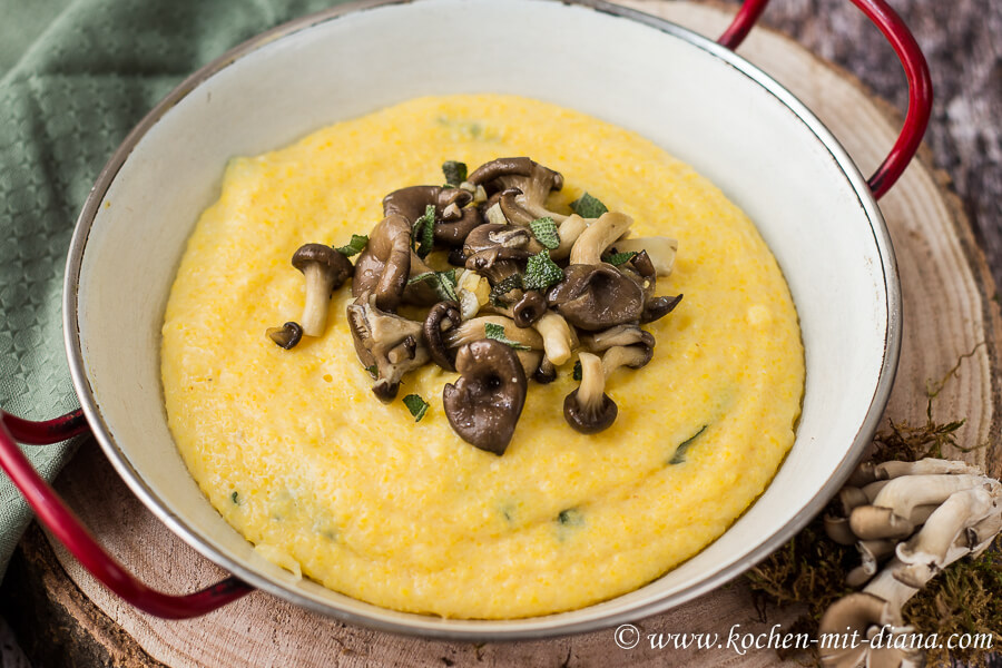 Salbei-Polenta mit gebratenen Pilzen