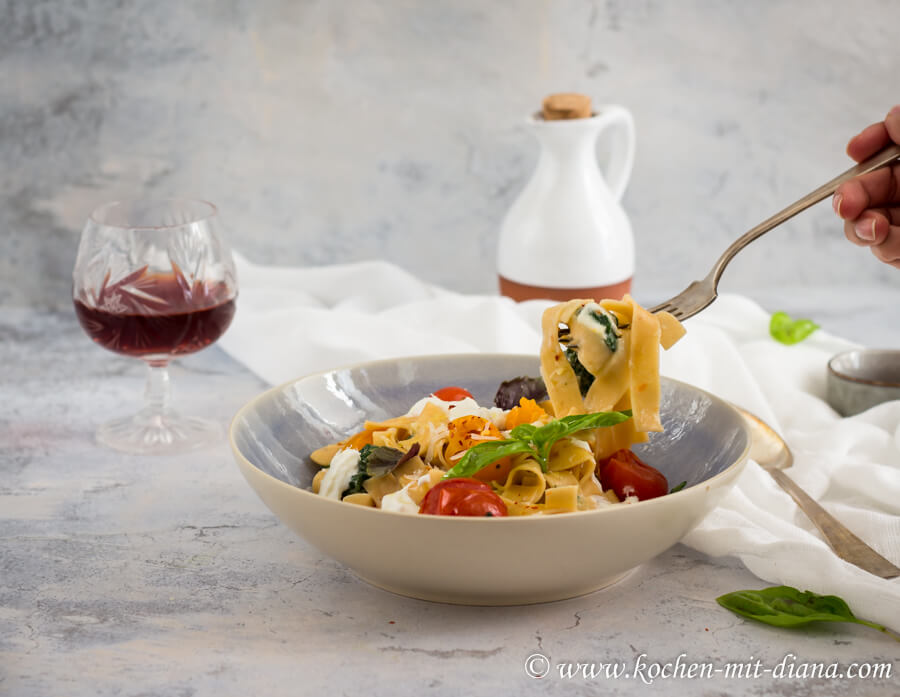 Pasta mit Spinat, geschmorten Tomaten und Burrata