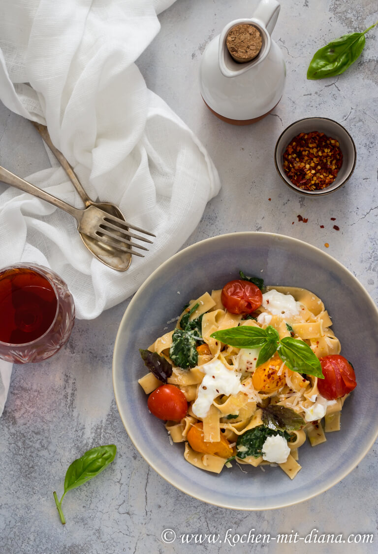 Pasta mit Spinat, geschmorten Tomaten und Burrata