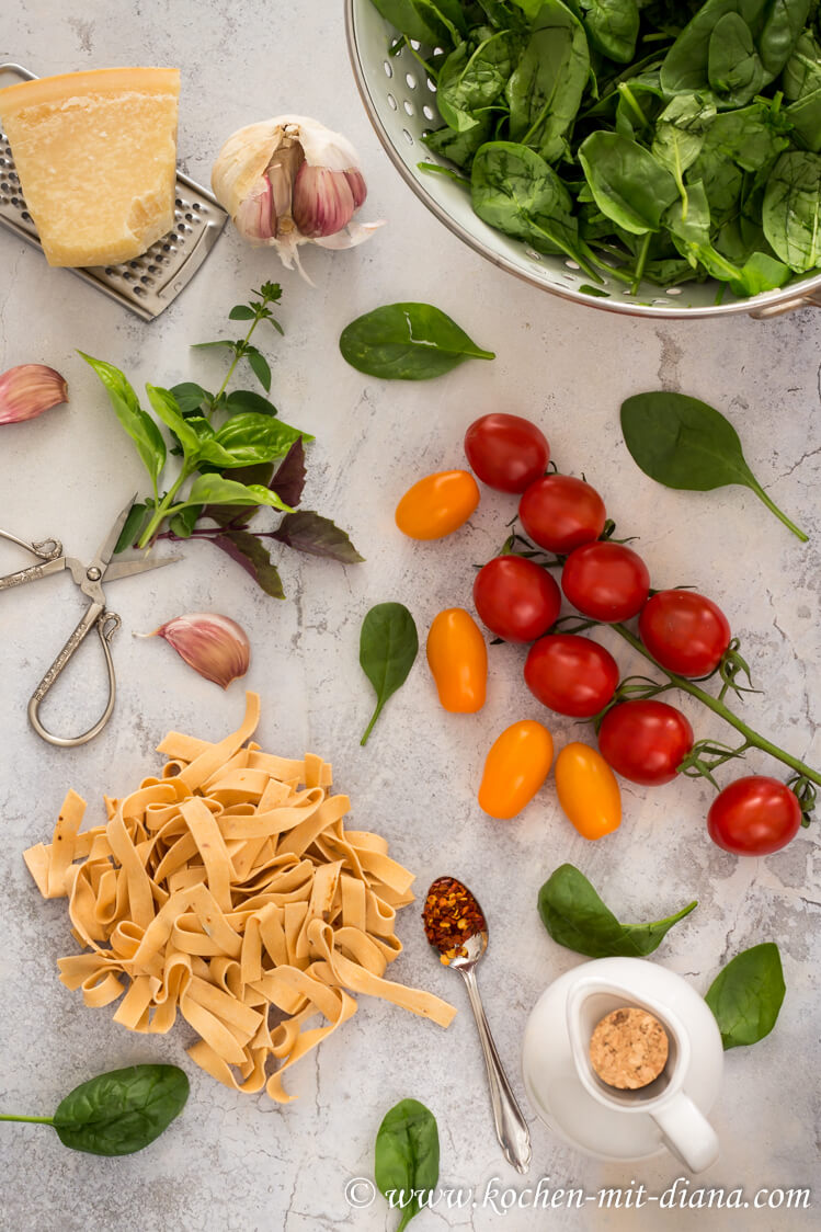 Zutaten Pasta mit Spinat, geschmorten Tomaten und Burrata