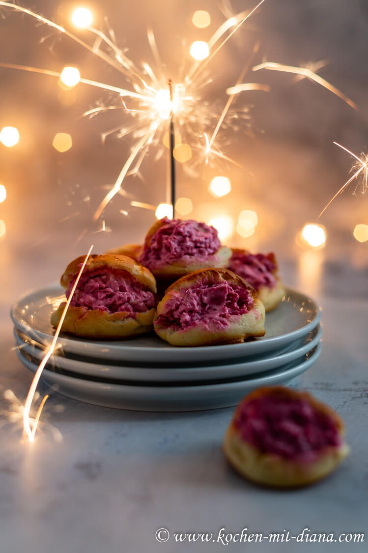 Mit rote Bete-Frischkäse-Creme gefüllte Mini-Windbeutel